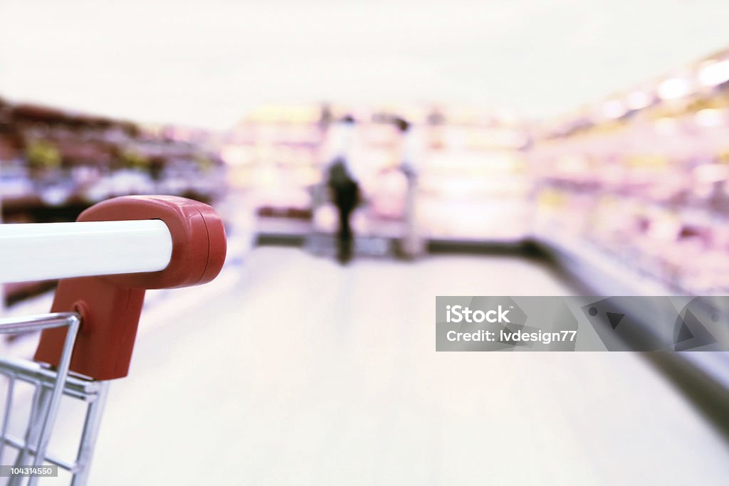 Shopping in un supermercato - Foto stock royalty-free di Alimento di base