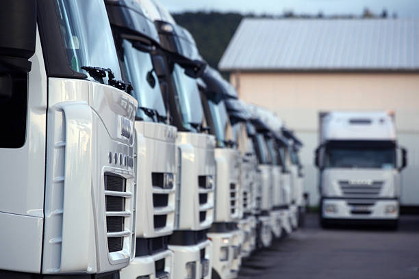 les camions - truck parking horizontal shipping photos et images de collection