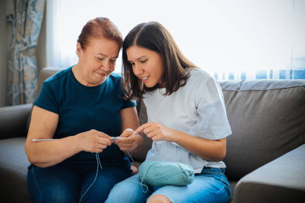 мать с дочерью готовятся к вязать - grandmother knitting senior women senior adult стоковые фото и изображения