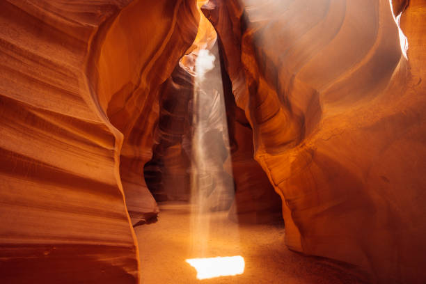 lichtstrahlen im antelope canyon - grand canyon stock-fotos und bilder