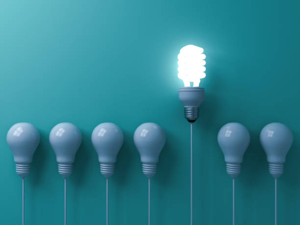 1 エコ省エネ電球白熱、グリーンのパステル カラーの壁背景リーダーシップと異なる独創的なアイデアの概念 3 d レンダリング消灯白熱灯ホワイト電球から目立つ - light bulb inspiration ideas innovation ストックフォトと画像