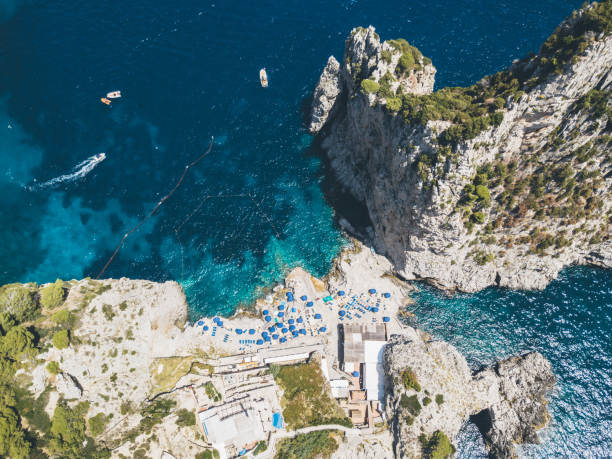 widok z lotu ptaka na plażę i klif na wyspie capri. - capri zdjęcia i obrazy z banku zdjęć
