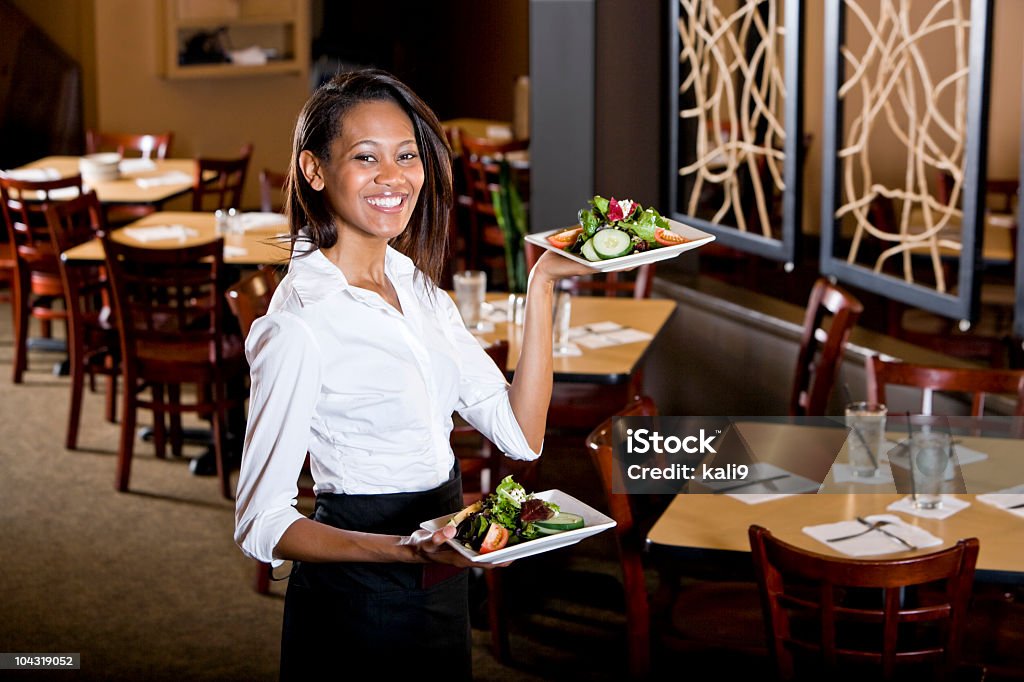 Freundliche afrikanische amerikanische Kellnerin im restaurant, in der Speisen - Lizenzfrei 25-29 Jahre Stock-Foto