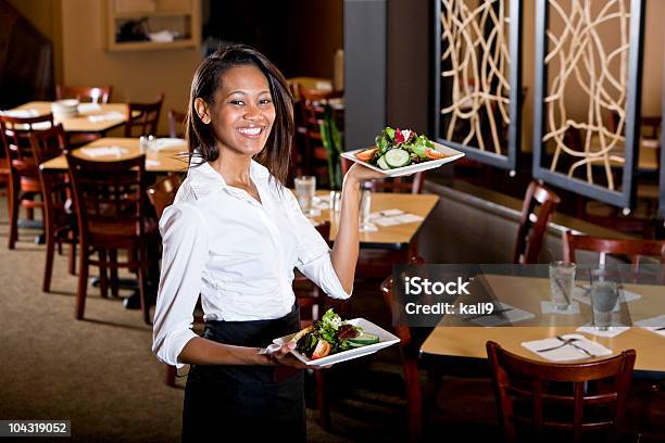 Freundliche Afrikanische Amerikanische Kellnerin Im Restaurant In Der Speisen Stockfoto und mehr Bilder von 25-29 Jahre