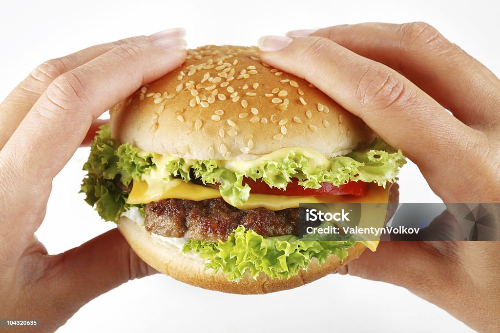 Mãos segurando um cheeseburger - Foto de stock de Mão humana royalty-free