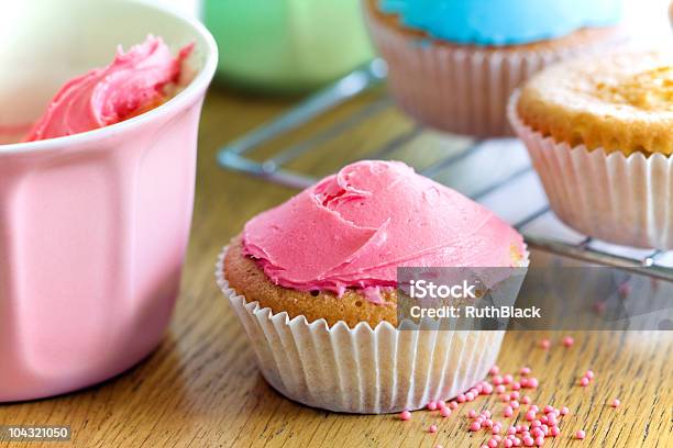 Cupcakes Foto de stock y más banco de imágenes de Al horno - Al horno, Alcorza, Alimento