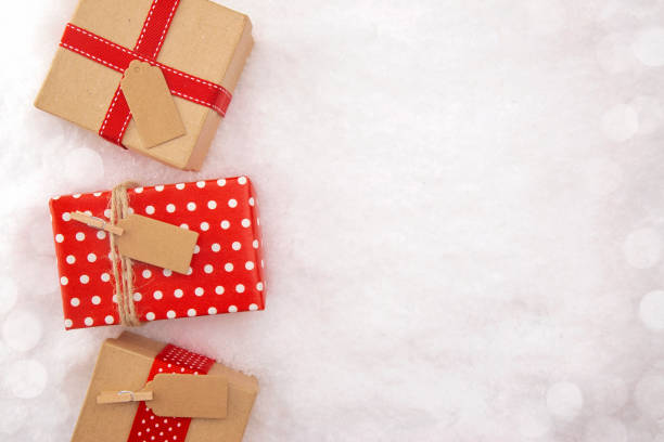 рождественские подарки элегантно обернутые на кровати снега - gift christmas christmas present three objects стоковые фото и изображения