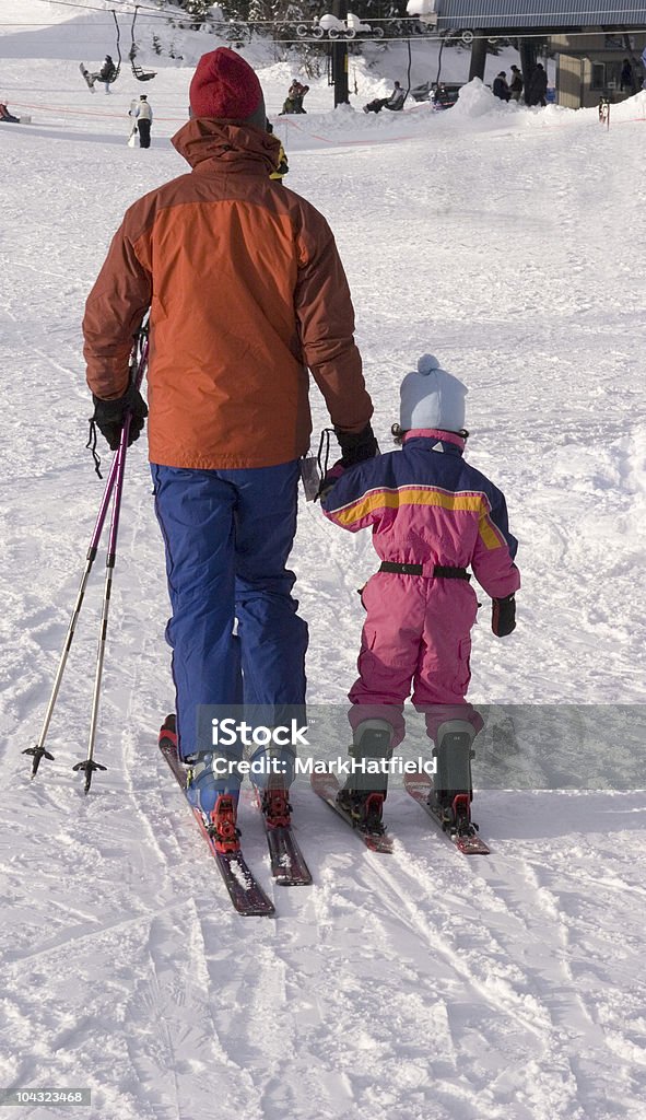 Mãe e filha de esqui - Foto de stock de Adulto royalty-free