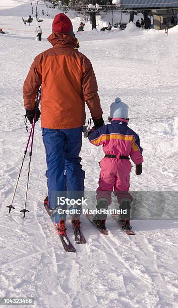 Mãe E Filha De Esqui - Fotografias de stock e mais imagens de Adulto - Adulto, Ao Ar Livre, Aprender