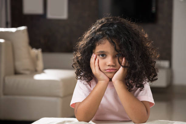 tristeza menina - imagens - só raparigas - fotografias e filmes do acervo