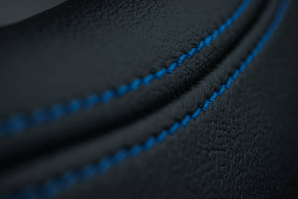 車の革の詳細なイメージはプリーツ ステッチ作業です。 - sewing leather textile seam ストックフォトと画像