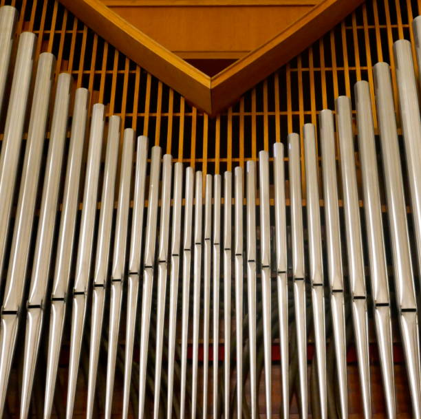 moderno e semplice organo della chiesa incastonato in una cornice di legno - pipe organ foto e immagini stock