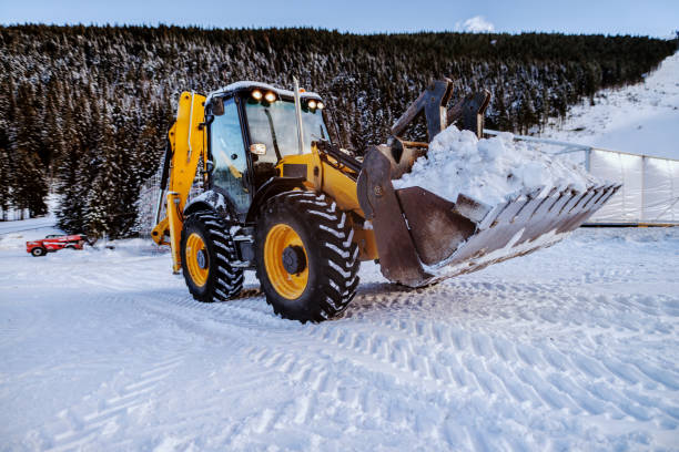 buldożer czyszczący śnieg na górze. oczyszczanie drogi dla samochodów. - clear sky construction vehicle bulldozer commercial land vehicle zdjęcia i obrazy z banku zdjęć