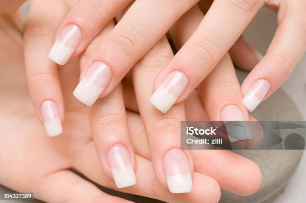 Foto de De Manicure e mais fotos de stock de Adulto - Adulto, Cuidado com o corpo, Cutícula