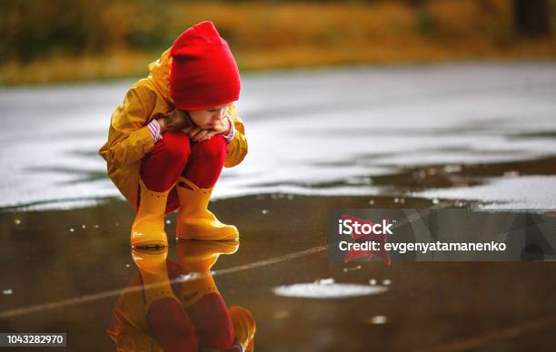 Muchacha Del Niño Feliz Con Barco De Papel En Charco En Otoño En La Naturaleza Foto de stock y más banco de imágenes de Niño