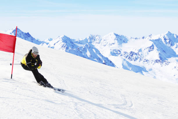 corredor de esqui de slalom gigante - skiing sports race ski mountain range - fotografias e filmes do acervo