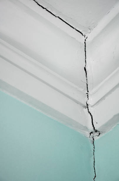 crack na parede - plasterboard ceiling plaster molding - fotografias e filmes do acervo