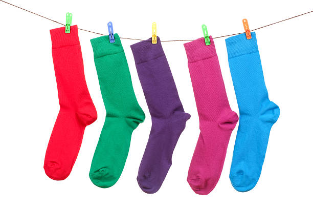 cinque diversi colori calze appendere su corda - sock wool multi colored isolated foto e immagini stock