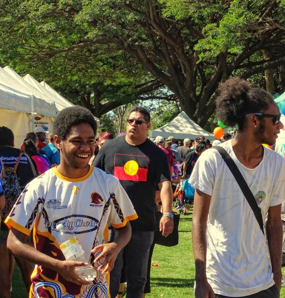 ehrliches bild der australischen aborigines männer bei naidoc woche feierlichkeiten in townsville, australien - australia aborigine group of people friendship stock-fotos und bilder