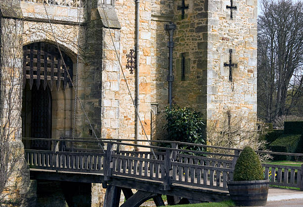 castle drawbridge - ophaalbrug stockfoto's en -beelden