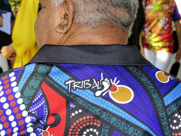 close-up das costas de um homem aborígine australiana vestindo camisa de t projetada tribal - aboriginal art australia indigenous culture - fotografias e filmes do acervo