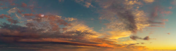 mattina d'estate cielo panoramico colorato durante l'alba e il tramonto - city of sunrise immagine foto e immagini stock
