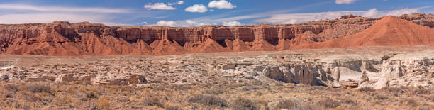 red rock panorama - red rocks rock canyon escarpment - fotografias e filmes do acervo