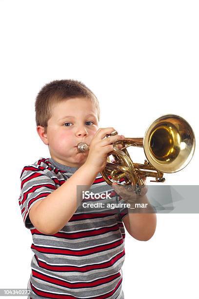 Boy 吹くトランペット - 1人のストックフォトや画像を多数ご用意 - 1人, カラー画像, トランペット