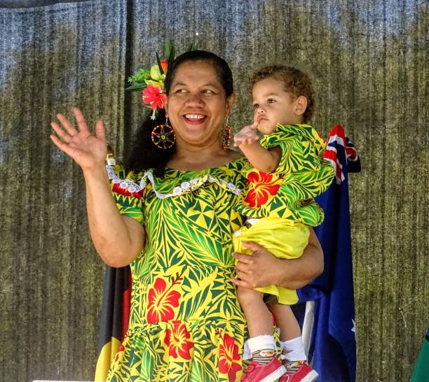 cerca de aborígenes australianos mujer vestida con ropa tradicional celebración niño - palm island fotografías e imágenes de stock