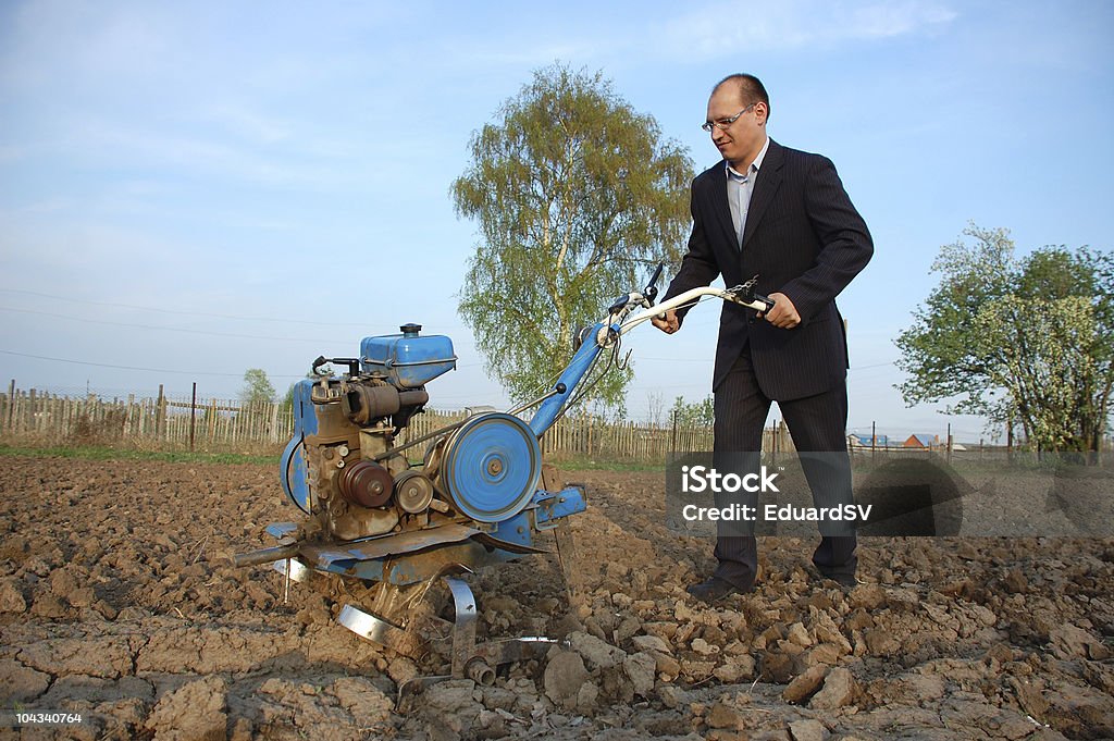 O empresário por trás de um tractor. - Royalty-free Adulto Foto de stock