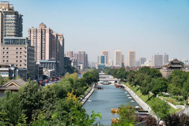 fossato intorno alle mura della città di xi'an alla porta sud - xian foto e immagini stock