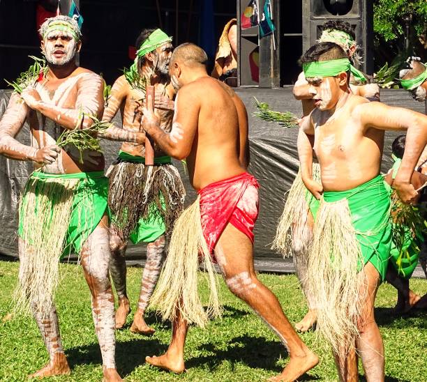 伝統的な文化的なダンスに参加してオーストラリアのアボリジニの男性のグループのクローズ アップ。 - palm island ストックフォトと画像