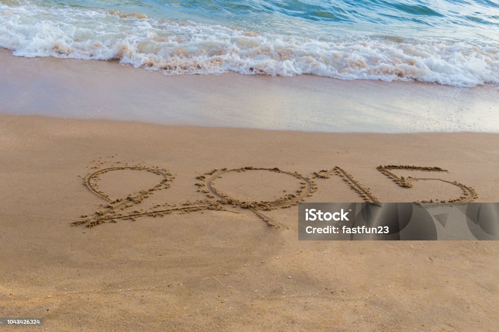 Año 2015 escrito en arena en la playa - Foto de stock de 2015 libre de derechos
