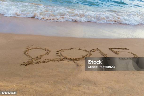 Año 2015 Escrito En Arena En La Playa Foto de stock y más banco de imágenes de 2015 - 2015, Abstracto, Agua