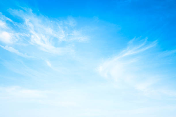 cielo blu e nuvole bianche - horizon over land summer spring season foto e immagini stock