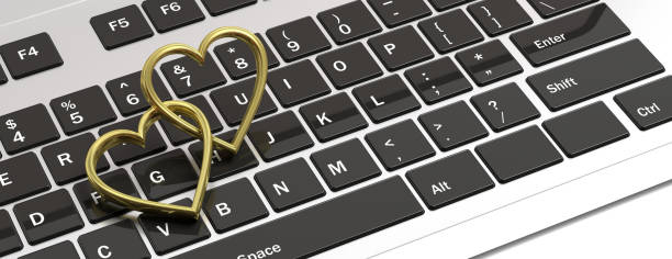 para złotych obrączki izolowane na klawiaturze laptopa komputerowego, banner, ilustracja 3d - two objects laptop computer internet dating zdjęcia i obrazy z banku zdjęć