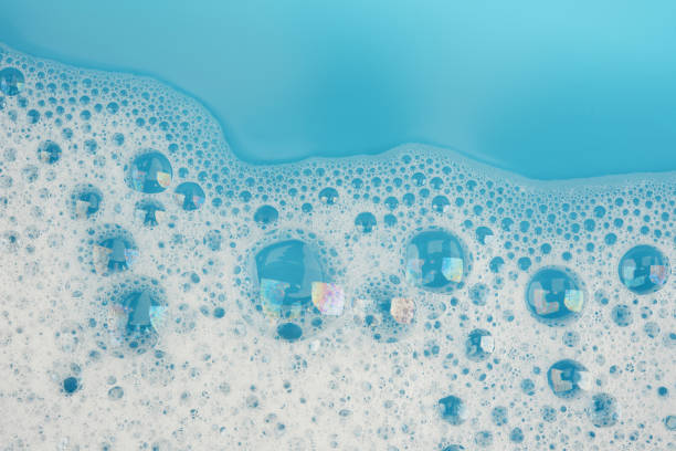 espuma de la burbuja en la vista superior de la superficie del fondo de agua azul - wet shave fotografías e imágenes de stock