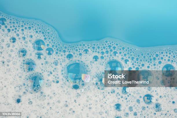 青い水表面の背景トップ ビューに泡泡 - せっけんの泡のストックフォトや画像を多数ご用意 - せっけんの泡, きれいにする, 発泡材