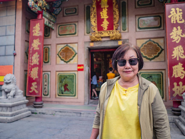 mujeres asiáticas frente a la wat mangkon kamalawat - traditional culture dragon old asian culture fotografías e imágenes de stock