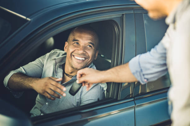 hier sind die schlüssel für ihr neues auto! - driving new car driver stock-fotos und bilder