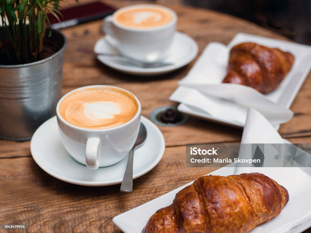 Cà Phê Và Bánh Sừng Bò Cho Bữa Sáng Văn Hóa Cafe Bánh Sừng Bò Với ...