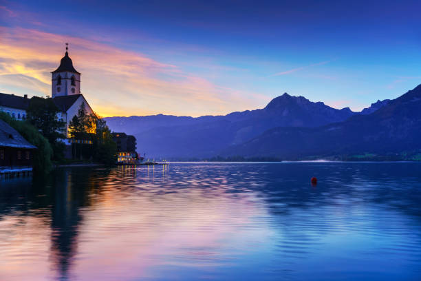 splendido scenario della chiesa di pellegrinaggio di sankt wolfgang sulla riva settentrionale del lago wolfgang al mattino, austria - wolfgangsee foto e immagini stock