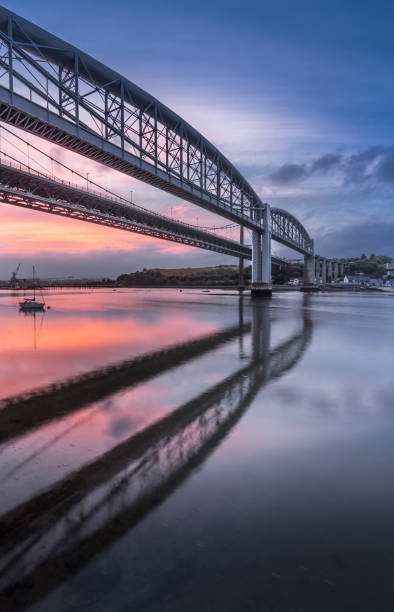 amanecer reflectitions, tamar bridges, cornwall - plymouth massachusetts fotografías e imágenes de stock