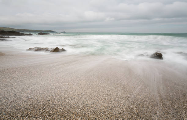 멀어지는 파, towan 머리, fistral, 뉴 퀘이, 콘월 - receeding 뉴스 사진 이미지