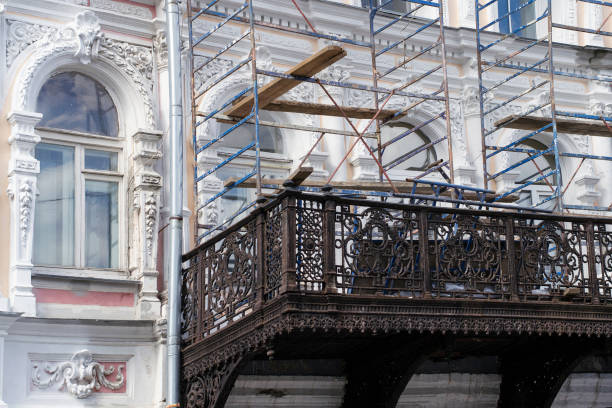 建物の復元。古い建築の改修。 - restoring house scaffolding history ストックフォトと画像