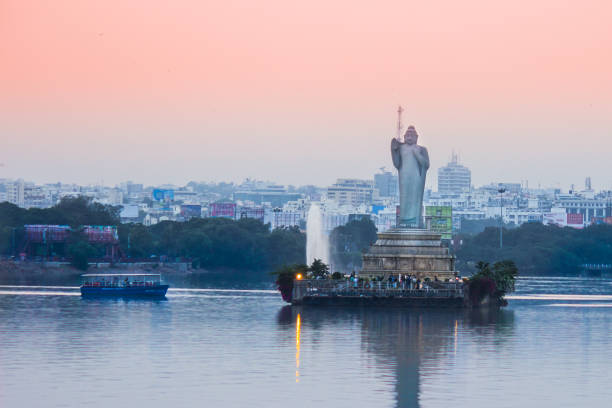 フセイン ・ サーガル湖ハイデラバード - hyderabad ストックフォトと画像