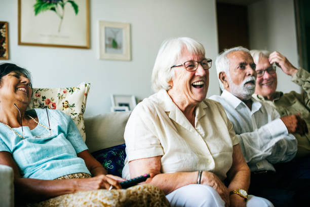 senior de personas viendo la televisión juntos - senior living communitiy fotografías e imágenes de stock