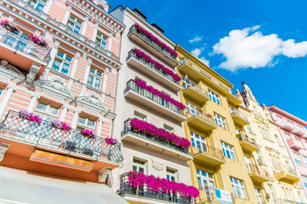 histórico de edificios y apartamentos en la ciudad de karlovy vary cerca de praga - prague old door house fotografías e imágenes de stock