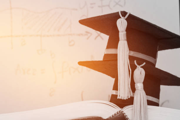 Education Graduate two mortarboard hat on textbook with formula equation graph or Mathematics on screen, Ideas for knowledge learning success in study abroad international university, Back to School sombrero de mortarboard educación graduado dos en libro de texto con la fórmula de la ecuación gráfica o matemática en la pantalla, ideas para el conocimiento aprendizaje éxito en estudio universidad internacional en el extranjero, regreso a la escue
