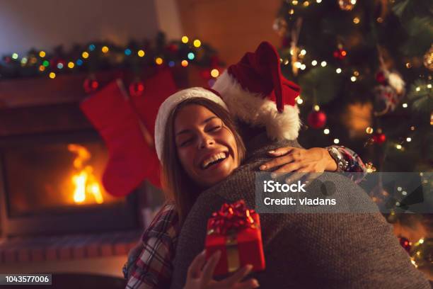 Paar Die Austausch Von Weihnachten Präsentiert Stockfoto und mehr Bilder von Weihnachten - Weihnachten, Umarmen, Weihnachtsgeschenk